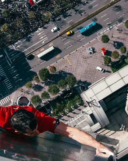Sujeto a estructuras metálicas, Honnold escaló durante hora y media un edificio de 500 metros