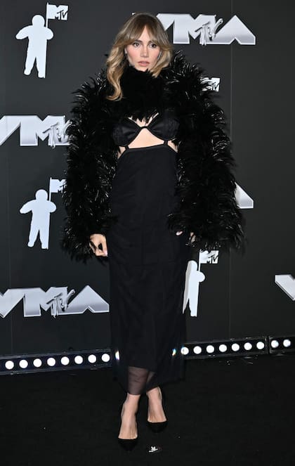 Suki Waterhouse decidió ir a la entrega de premios para apoyar a su amiga, Taylor Swift. La modelo y pareja del actor Robert Pattinson, quienes se convirtieron en padres en marzo pasado, disfrutó de la velada enfundada en un vestido lencero de Dolce & Gabbana