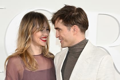 Robert Pattinson y Suki Waterhouse mantienen su relación con bajo perfil