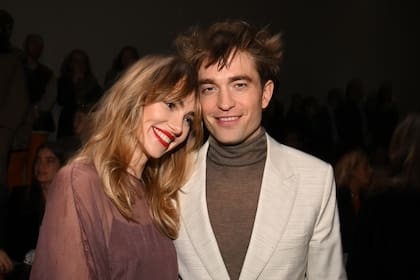 Suki Waterhouse y Robert Pattinson en el desfile de ropa masculina Dior Fall 2023, el 3 de diciembre de 2022 en Giza, Egipto