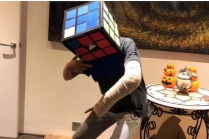 Suleman, disfrazado de un cubo de Rubik en la foto, llevaba este objeto a todas partes, según relató su madre