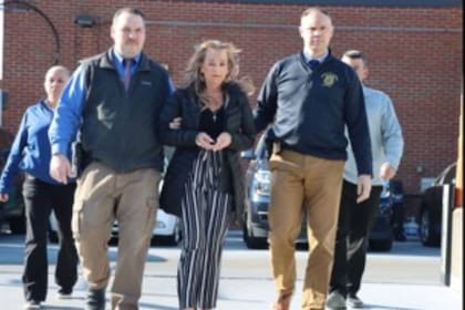 Sullivan, de 56 años, fue detenida y acusada por mantener secuestrado a su hijastro por 20 años