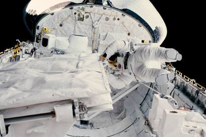Sullivan durante la caminata espacial que realizó desde el transbordador Challenger en 1984