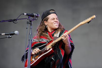 La australiana Tash Sultana también pasó por el Lolla y desplegó su música en el escenario Alternative