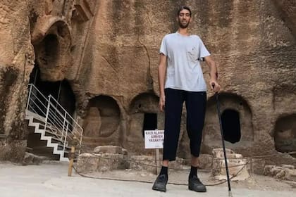 Sultan Kosen es el hombre vivo más alto del mundo y tiene otro récord