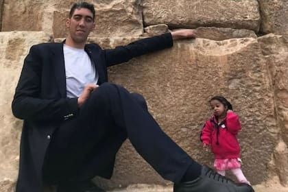 Sultan Kosen tiene el récord del hombre vivo más alto del mundo y fracasó en su búsqueda de amor en Rusia