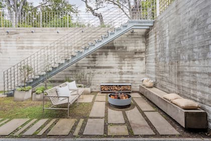 Sumar un patio era fundamental no solo por la luz sino por la posibilidad de disfrutar del afuera. En el fogonero se combinaron los sillones de hierro (Estudio Te) con bancos de hormigón hechos en obra.