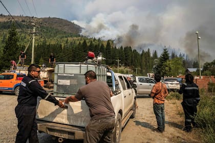 Sumaron que más de 200 personas y seis medios aéreos en el Parque Nacional Los Alerces