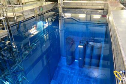 Sumergir contenedores de desechos nucleares en agua ayuda a bloquear las emisiones radiactivas.