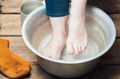Sumergir los pies en vinagre de manzana y agua tibia dos veces al día durante varias semanas puede ser la solución para terminar con esta infección