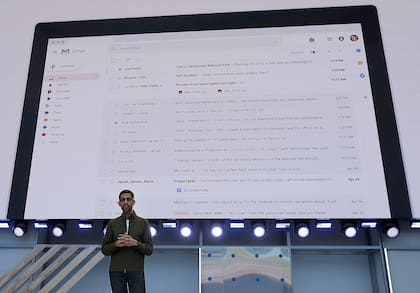 Sundar Pichai, CEO de Google, durante el anuncio de las respuestas inteligentes de Gmail en la conferencia de desarrolladores de la compañía en 2018