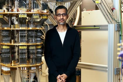 Sundar Pichai, CEO de Google y Alphabet, posa frente a un refrigerador de dilución. En la parte inferior de este sistema, ubicado en el Campus de Computación Cuántica de Santa Bárbara, California, es donde se conecta el procesador cuántico