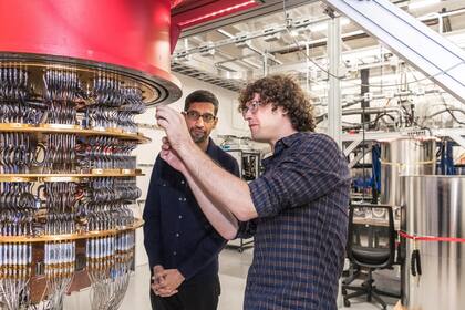 Sundar Pichai (CEO de Google) y Daniel Sank con una de las computadoras cuánticas de Google, en 2019