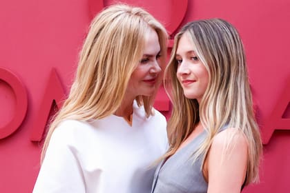 Sunday Rose, la hija de 16 años de Nicole Kidman, posó junto a su madre en una alfombra roja
