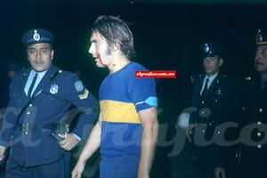 Suñé, con el rostro ensangrentado, es retirado por tres agentes de la Policía Federal (gentileza de Revista El Gráfico).