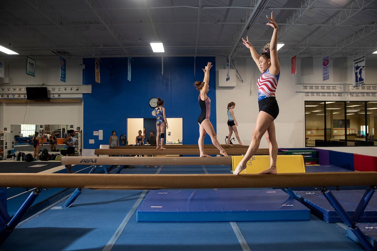 Sunisa Lee entrena rumbo a los Juegos Olímpicos de Tokio en Minnesota, agosto de 2020.