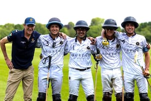 Sunjay Kapur (el número 1) en la reciente copa Príncipe de Gales, ganada por su equipo, Aureus, que compartió con los argentinos Benjamín (3) y Tomás Panelo (4)