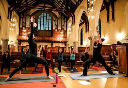 Sunnina, a la derecha, en una clase de yoga en la iglesia (Foto: @sunnivagylver)