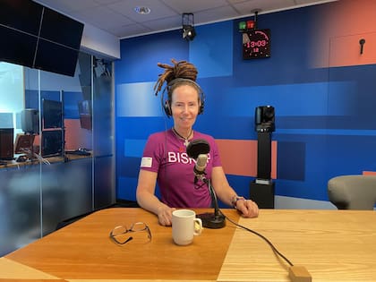 Sunnina en un programa de radio, con la remera que dice, en noruego, "obispo" (Foto: @sunnivagylver)