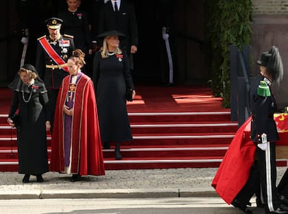 Sunnina, la obispa de Oslo, junto a la exreina noruega, Sonia (Foto: Getty Images)