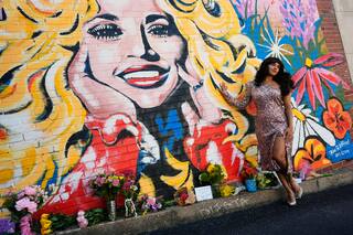 Para las feministas, las muertes de Parton y Steinem con días de diferencia duplican el duelo