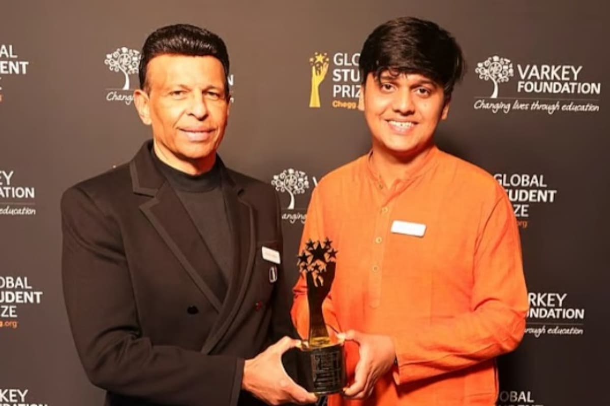 Sunny Varkey, fundador de la Fundación Varkey, junto a Adarsh Kumar, ganador del Global Student Prize 2025 de Chegg.org