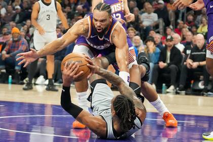 Suns logran tercera victoria consecutiva tras vencer 111-102 a Spurs y frenan racha de triunfos