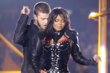 Las dos estrellas de la música pop, quienes tuvieron un romance en el pasado, simulaban un intento de enamoramiento, durante el intermedio del Super Bowl XXXVIII, que protagonizaron New England Patriots y Carolina Panthers