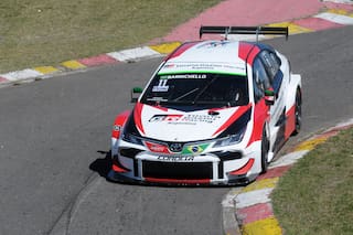Súper TC2000. Llegó Barrichello y le dieron la "bienvenida": toque y semitrompo