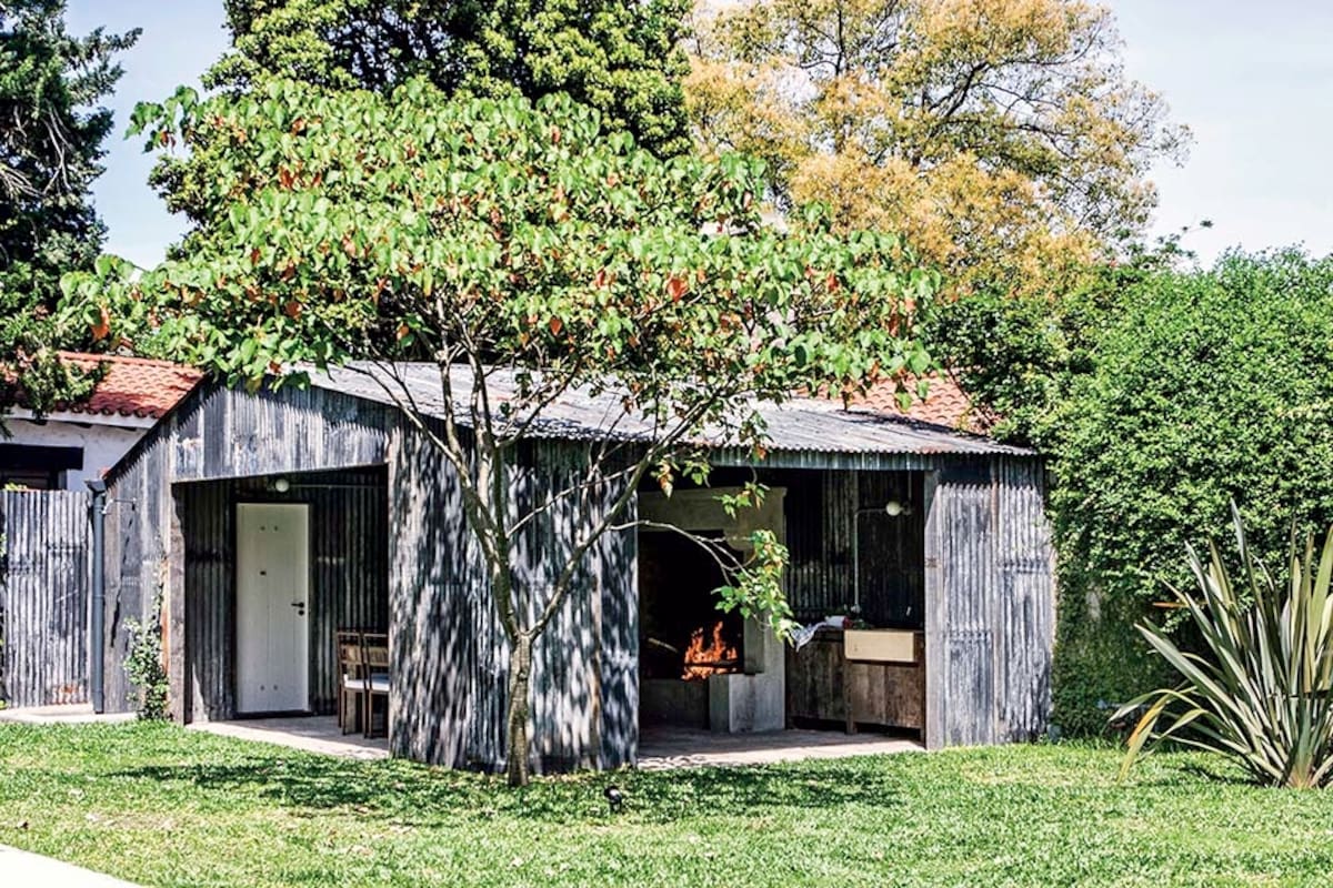 Súper amplia, la chimenea se usa también como parrilla