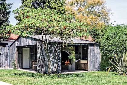 Súper amplia, la chimenea se usa también como parrilla