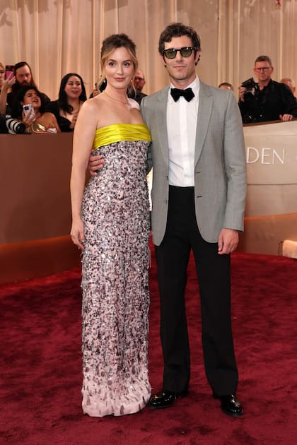 Súper enamorada, la actriz Leighton Meester acudió a los Golden Globe para apoyar a su marido, el actor de Nobody Wants This Adam Brody. La actriz llevó un vestido strapless bordado en el que se destacó el detalle amarillo en el escote