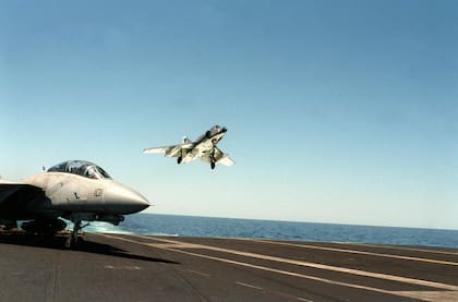 Super Etendard (3-A-201) aproximándose a la cubierta del portaaviones nuclear USS Abraham Lincoln. En primer plano el legendario Grumman F-14 Tomcat (Gentileza Us. Navy).