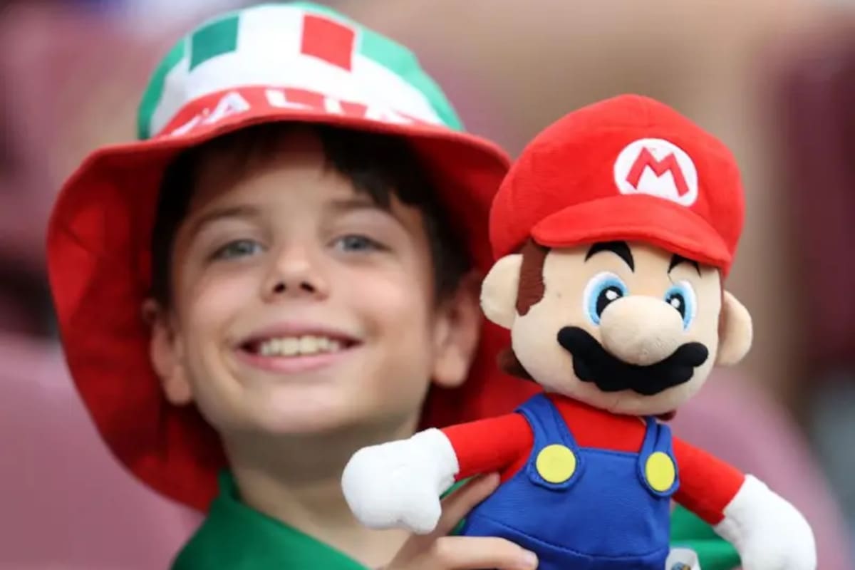 Super Mario no pierde su encanto. Aquí un joven aficionado de la selección italiana lo sostiene en un partido de la Eurocopa Femenina de la UEFA 2025