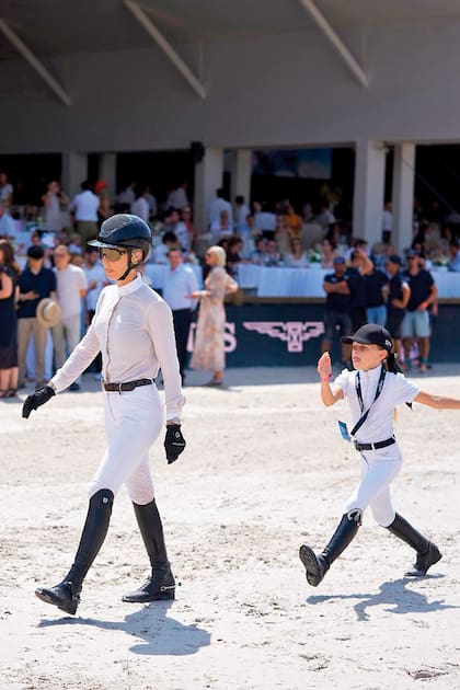 Súper orgullosa, Isa dijo sobre su hija: "Su dedicación dio sus frutos con un recorrido impecable y un destacado octavo puesto en una prueba de ponis de gran nivel competitivo"
