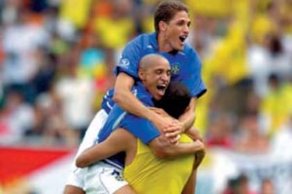 Abajo Rivaldo, y sobre él, Roberto Carlos y Edmílson; Brasil sufrió como nunca para llegar a Corea-Japón 2002, pero en el torneo fue contundente