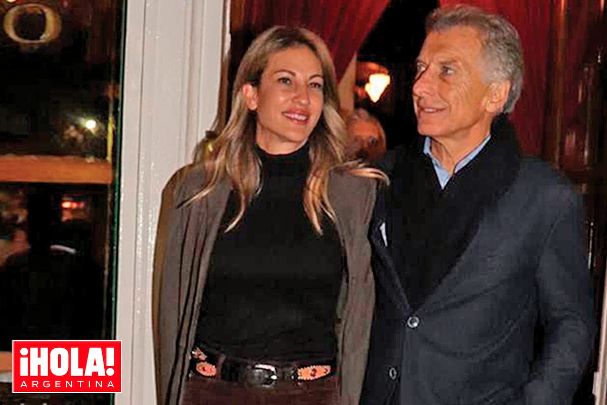 Súper sonriente, la pareja llegó a la multipremiada parrilla cerca de las 21