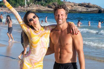 Súper sonrientes, la pareja se dejó fotografiar durante su extensa caminata por la playa y saludó a todos los que los reconocían al pasar