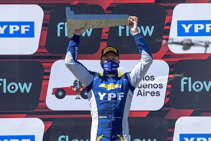 El festejo de Agustín Canapino en el autódromo de Buenos Aires; el arrecifeño ganó y lidera el campeonato, con 28 puntos