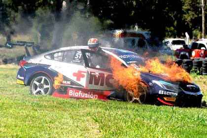 Súper TC2000: el auto de Manu Urcera en llamas en Río Cuarto