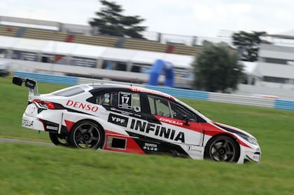 Matías Rossi necesitaba convertirse en el poleman y que su rival, Agustín Canapino, no se clasificara entre los tres mejores para coronarse en la prueba de clasificación de Súper TC2000: el Misil finalizó tercero, y el arrecifeño, en el segundo puesto.