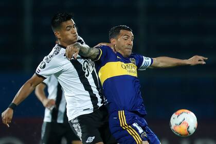 Superado su contagio de coronavirus, Carlos Tevez tuvo acción en Paraguay; es el capitán de un Boca que, con el triunfo sobre Libertad tras las dudas de los días previos, está bien perfilado hacia los octavos de final.