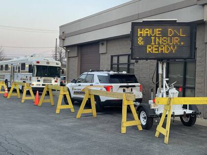 Superar los límites de velocidad es una de las razones más comunes por las que se imponen multas de tránsito (Instagram/@cookcountysheriff)