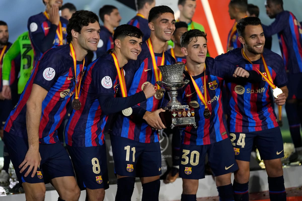 Supercampeón: los jugadores de Barcelona celebran tras ganar la final de la Supercopa de España a Real Madrid