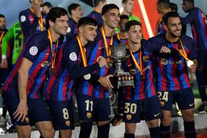 Supercampeón: los jugadores de Barcelona celebran tras ganar la final de la Supercopa de España a Real Madrid
