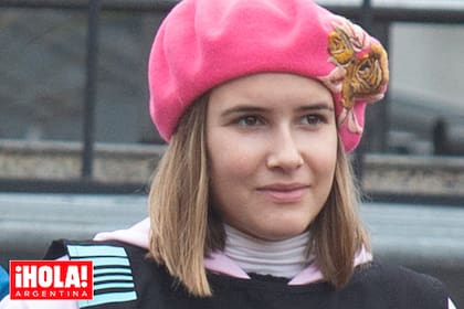 Superfemenina, Myla cuidó al detalle su look, que coronó con
una boina de paño decorada con flores.