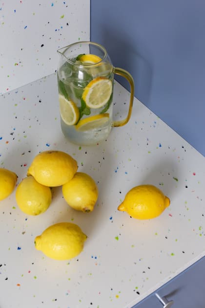 Superficie horizontal en Polygood® blanco que simula un terrazzo. Este material es impermeable, durable y totalmente reciclable al final de su vida útil