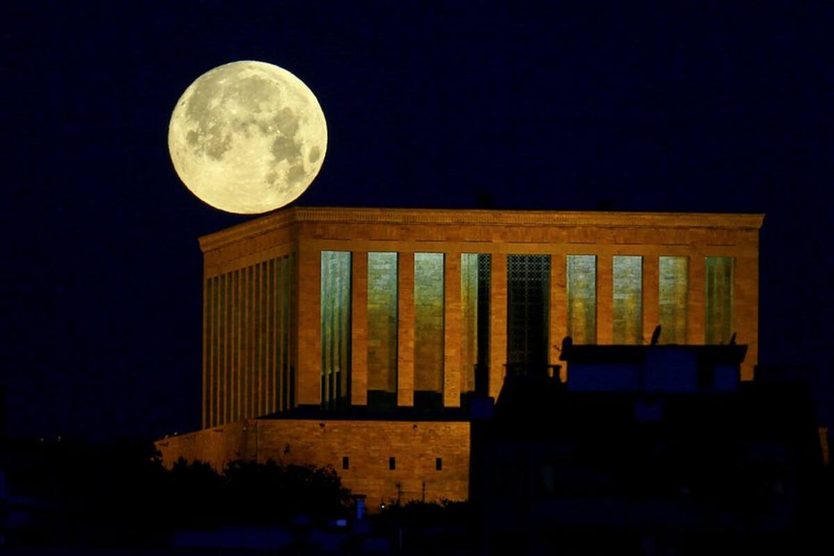 Superluna en Ankara, sobre el Anitkabir, el mausoleo de Mustafá Kemal Ataturk, fundador de la Turquía moderna.