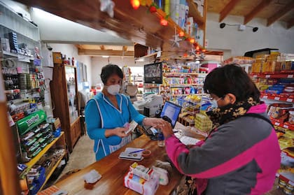 Supermercado de Epuyén,clientes y vendedoes con barbijo