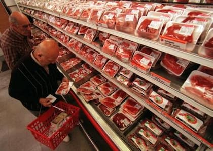 La carne, además, figura entre los productos con mayores aumentos dentro de la canasta alimentaria. Entre mayo de 2025 y mayo de 2026, el asado subió 57,1%, la paleta aumentó 56,3% y la carne picada avanzó 55,7%